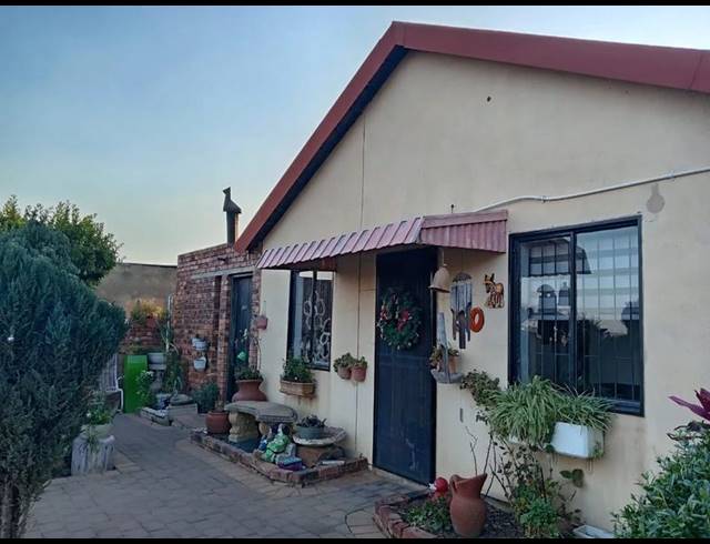 2 BEDROOM PROPERTY TO RENT IN LOTUS GARDENS